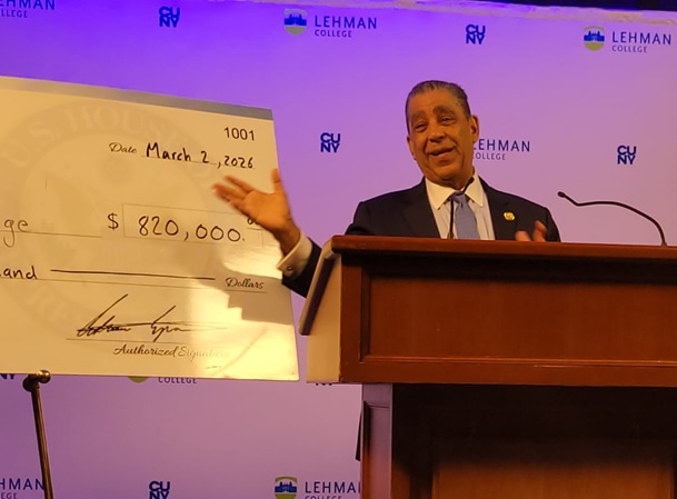 Congresista entrega US$820 mil a Universidad en El Bronx con 12,894 estudiantes; cientos son dominicanos