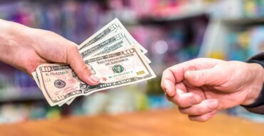 Fiscal General de NY: Los comercios ya no pueden rechazar pagos en efectivo; miles dominicanos son propietarios