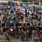 Largas filas en aeropuertos EE. UU. por falta personal TSA; dominicanos deben consultar con sus aerolíneas