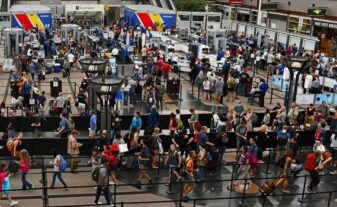 Largas filas en aeropuertos EE. UU. por falta personal TSA; dominicanos deben consultar con sus aerolíneas