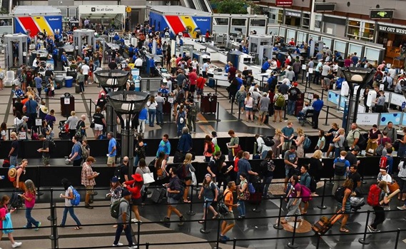 Largas filas en aeropuertos EE. UU. por falta personal TSA; dominicanos deben consultar con sus aerolíneas