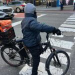 No más multas a ciclistas en NYC por infracciones de tráfico menores; dominicanos conducen miles