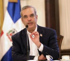 Presidente Abinader desvincula 17 vicecónsules en diferentes consulados RD en el mundo; entre ellos dos de NY