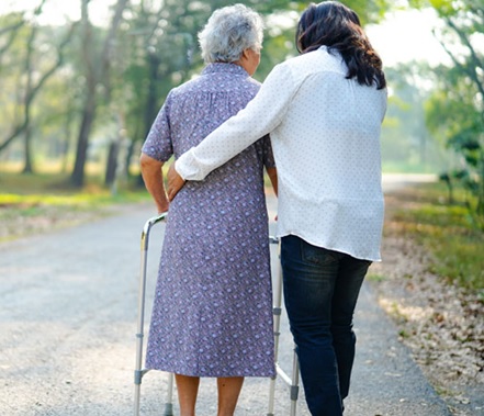 Trabajadoras cuidan personas NYC demandan aprobación ley “No más de 24 horas”; figuran miles de dominicanas