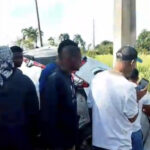 Tres jóvenes muertos al chocar yipeta con poste del tendido eléctrico en Higüey