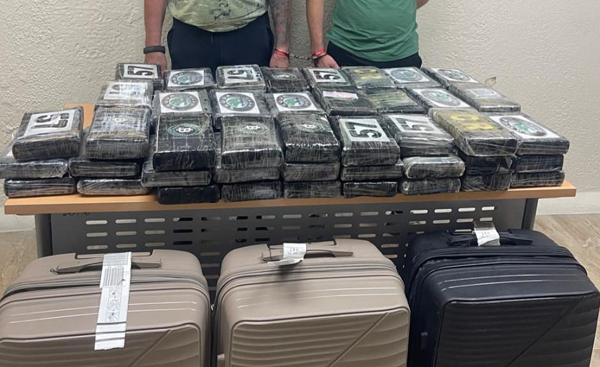 Arrestan 2 serbios en aeropuerto de Punta Cana al abordar un vuelo hacia Suiza con 75 paquetes de cocaína; 4 a un francés