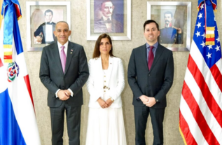 Embajadora de EE.UU. oficializa al agente Richard Cernuda como director de la DEA en República Dominicana