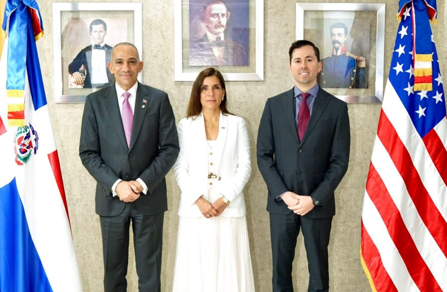 Embajadora de EE.UU. oficializa al agente Richard Cernuda como director de la DEA en República Dominicana