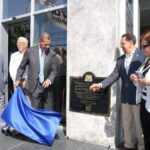 Indotel honra memoria del periodista Orlando Martínez al develar tarja que nombra  su edificio corporativo