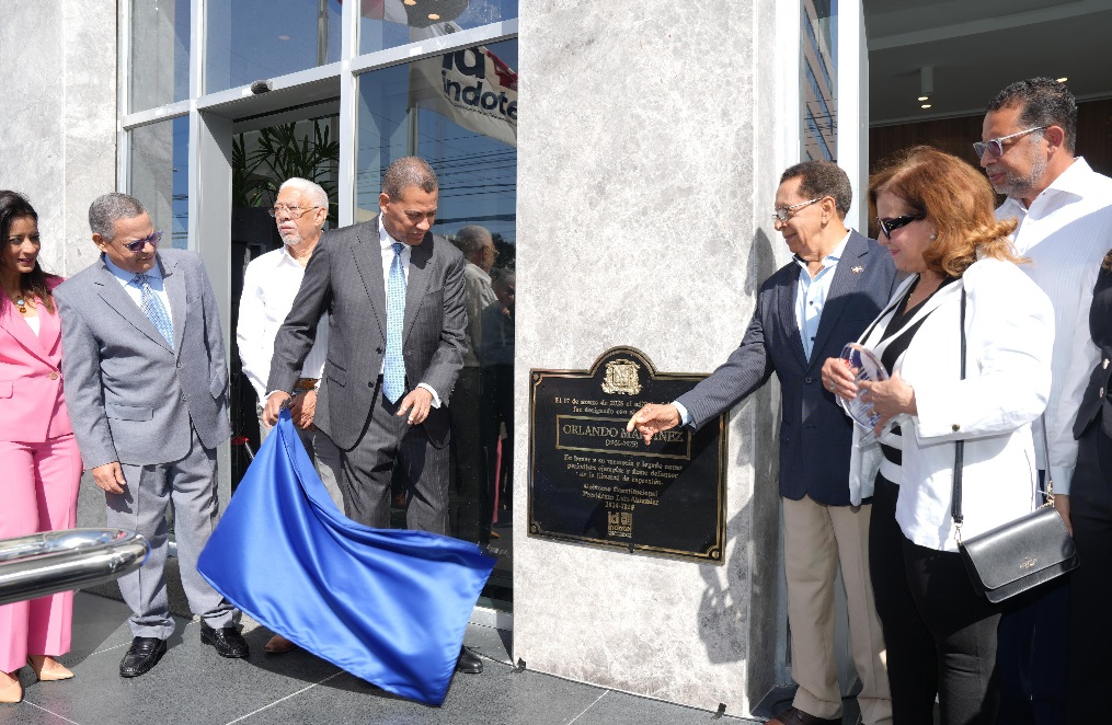 Indotel honra memoria del periodista Orlando Martínez al develar tarja que nombra  su edificio corporativo