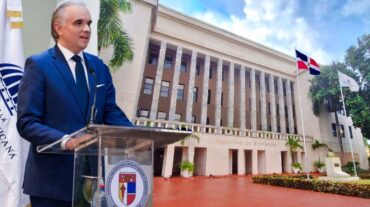 Ministerio de Educación dispone escuelas abran a las 6:30 de la mañana; profesores rechazan medida y piden sea revisada