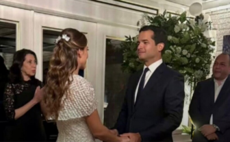 Se casó Omar Fernández con su prometida Alexia Rubio en ceremonia íntima en un restaurante de la capital