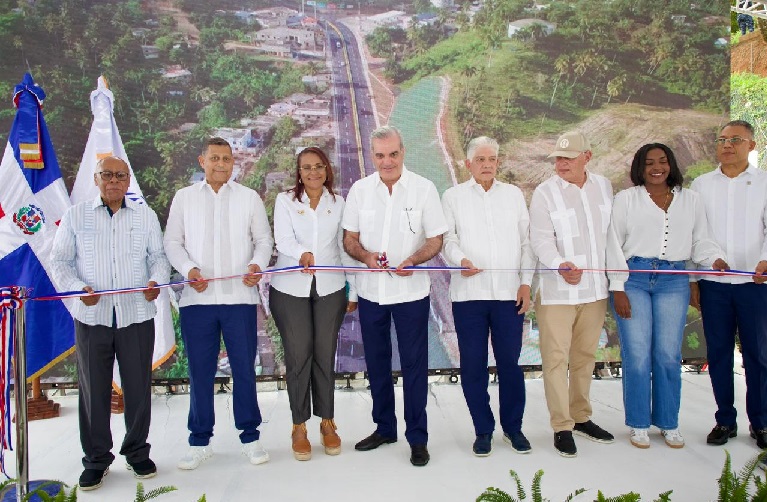 El presidente Abinader inaugura ampliación a cuatro vías de la entrada a Samaná