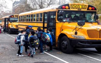 Autoridades NYC dan a conocer el calendario escolar 2026-27