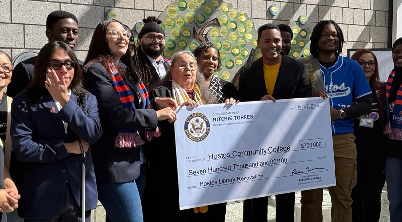 Congresista Torres entrega US$700 mil a Universidad Hostos en El Bronx para renovar biblioteca estudian cientos dominicanos