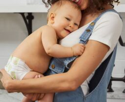 Cuidado infantil para niños de 2 años en NYC será de 10 horas al día; padres dominicanos se beneficiarán