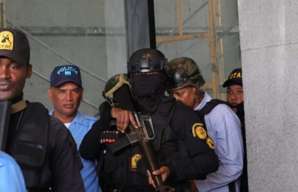 Ve cogiendo ahí mientras tanto! A prisión por 3 meses coronel PN agredió jovencita de 19 años en Los Mina