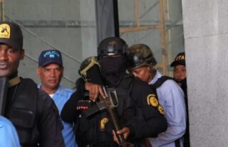 Ve cogiendo ahí mientras tanto! Envían a prisión por 3 meses a coronel PN agredió jovencita de 19 años en Los Mina