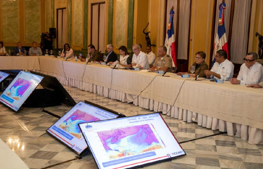 Gobierno se declara en sesión permanente ante lluvias; COE mantiene varias provincias en alerta