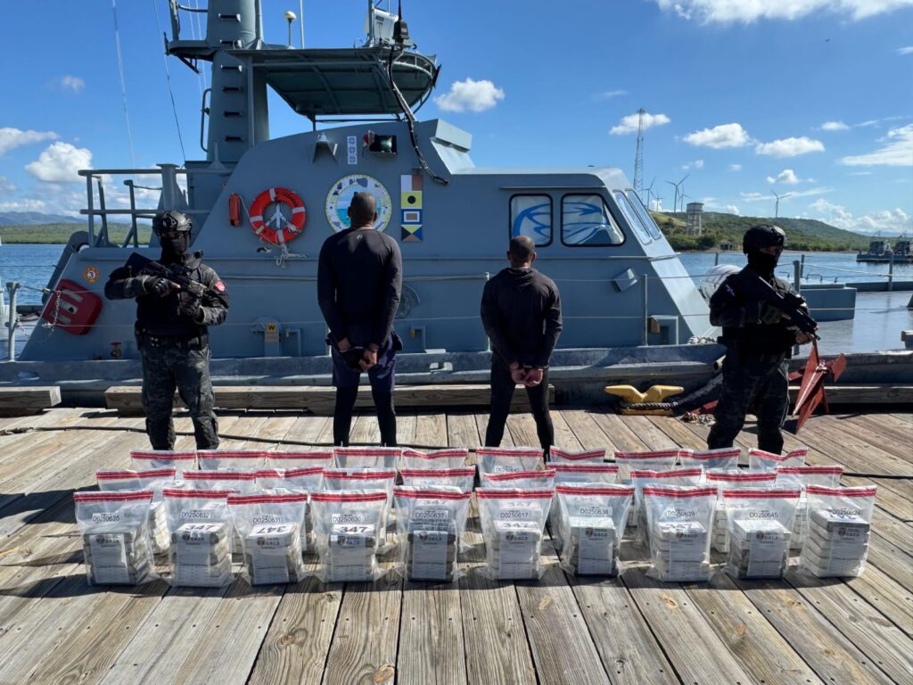 Autoridades de RD interceptan lancha con 2 hombres a bordo y 151 paquetes de cocaína en costas de Baní