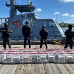 Autoridades de RD interceptan lancha con 2 hombres a bordo y 151 paquetes de cocaína en costas de Baní