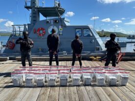 Autoridades de RD interceptan lancha con 2 hombres a bordo y 151 paquetes de cocaína en costas de Baní