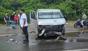 Dos muertos y 4 heridos al chocar con árbol minibús de transporte que cubre la ruta Sosúa-Río San Juan
