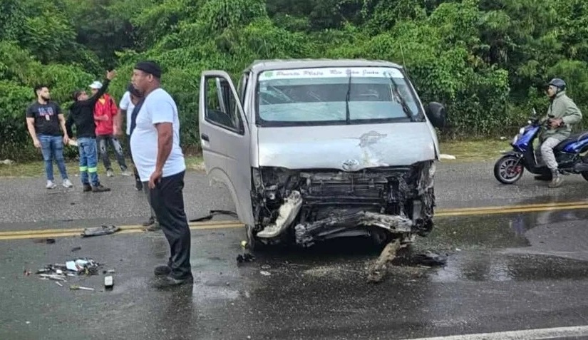 Dos muertos y 4 heridos al chocar con árbol minibús de transporte que cubre la ruta Sosúa-Río San Juan