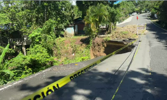 Derrumbe en carretera Gaspar Hernández- Tenares mantiene en alerta a los comunitarios de la zona
