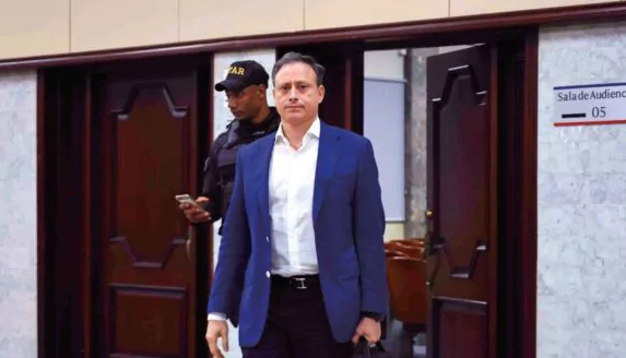 Jean Alain Rodríguez sale a España en viaje por motivo de salud tras ser autorizado a regañadientes por la Procuradoría