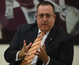 Ministro de Hacienda advierte es insostenible actuales niveles de subsidio a combustibles
