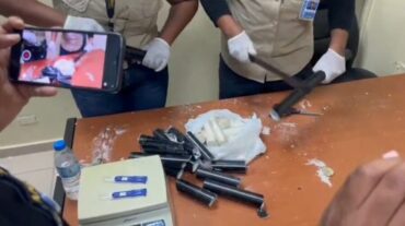 Vaya carguita! Ocupan en aeropuerto Cibao 2 maletas con varios tubos rellenos de cocaína rumbo a España