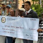 Congresista Torres ilumina edificios residen 1,915 personas en 7 edificios de 16 pisos ca uno en El Bronx