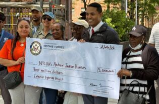 Congresista Torres ilumina edificios residen 1,915 personas en 7 edificios de 16 pisos ca uno en El Bronx