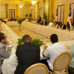 Abinader acude a los merengueros en busca le ayuden a salir de la crisis; los invita a Palacio y propone hacer más fiestas