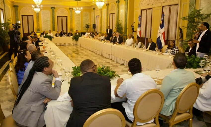 Abinader acude a los merengueros en busca le ayuden a salir de la crisis; los invita a Palacio y propone hacer más fiestas