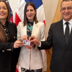 Embajadora de RD en EE. UU. recibe primera cédula en el extranjero; también los cónsules