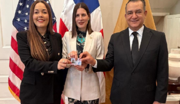 Embajadora de RD en EE. UU. recibe primera cédula en el extranjero; también los cónsules