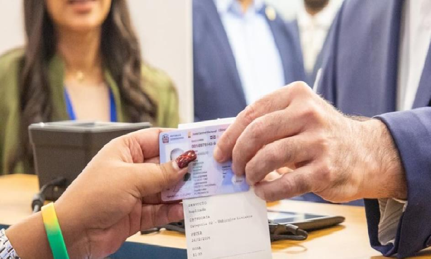 Abinader reconoce capacidad alerta y prudencia al conducir en personas de 65 años; aumenta a 4 años vigencia en licencias