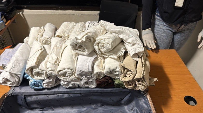 Atrapan colombiana llegó al Aeropuerto Las Américas con 49 prendas de vestir 