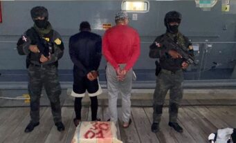 Atrapan en costa de Banía un dominicano y a un venezolano a bordo de una lancha en alta mar con 30 paquetes de cocaína