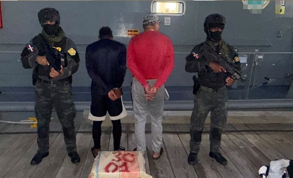 Atrapan en costa de Banía un dominicano y a un venezolano a bordo de una lancha en alta mar con 30 paquetes de cocaína