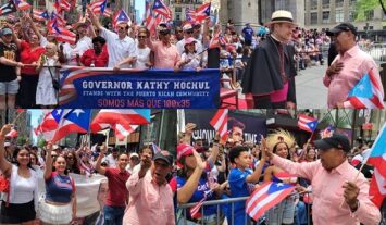 Congresista Espaillat se da baño de pueblo durante el Desfile Nacional Puertorriqueño este domingo en NY