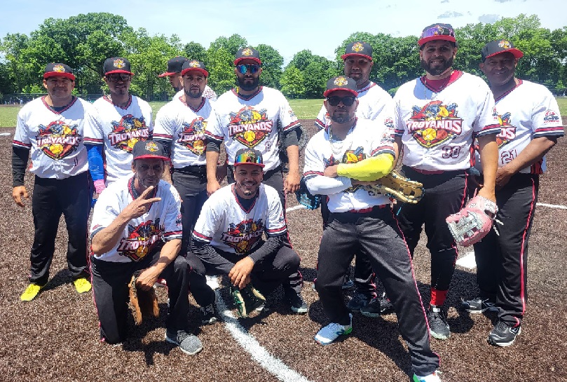 Troyanos ganan dos a Recogidos en softbol Liga de Newark New Jersey