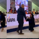 Petición de matrimonio de una graduanda a su novio llena de júbilo y emoción acto de graduación de UAPA, recinto Nagua