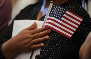 Dominicano Federico Michel Fermín entre 17 inmigrantes naturalizados que Gobierno de Trump busca revocarle ciudadanía EU