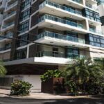 Hallados muertos una madre y su hijo en apto del Piantini rentado por Airbnb; novia occiso está viva en caso sería intoxicación