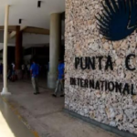 Ay ñeñe! Atrapado infraganti inspector Migración en Punta Cana al recibir RD$100 mil para facilitar salida de mujer a España