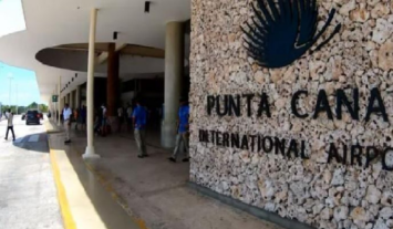 Ay ñeñe! Atrapado infraganti inspector Migración en Punta Cana al recibir RD$100 mil para facilitar salida de mujer a España