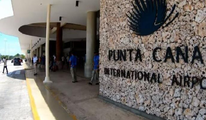 Ay ñeñe! Atrapado infraganti inspector Migración en Punta Cana al recibir RD$100 mil para facilitar salida de mujer a España